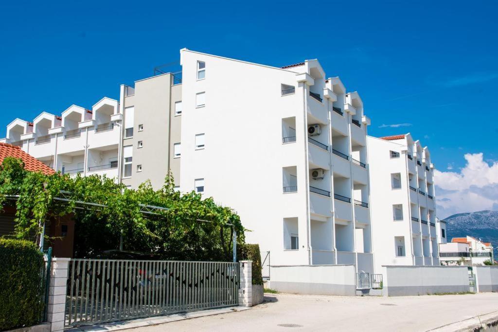 Terrace Apartment Danny Каштела Экстерьер фото